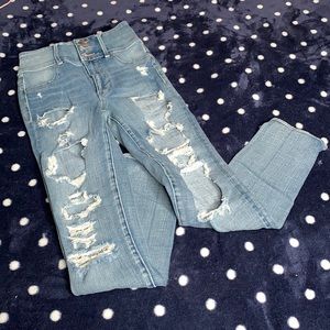 High waisted light wash American Eagle jeans hood you well and are very cute